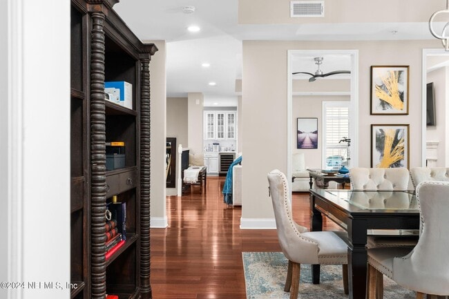 Building Photo - 400 E Bay St