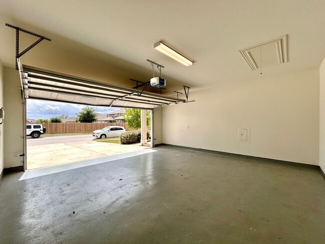 Building Photo - 12012 Saddle Rock Dr