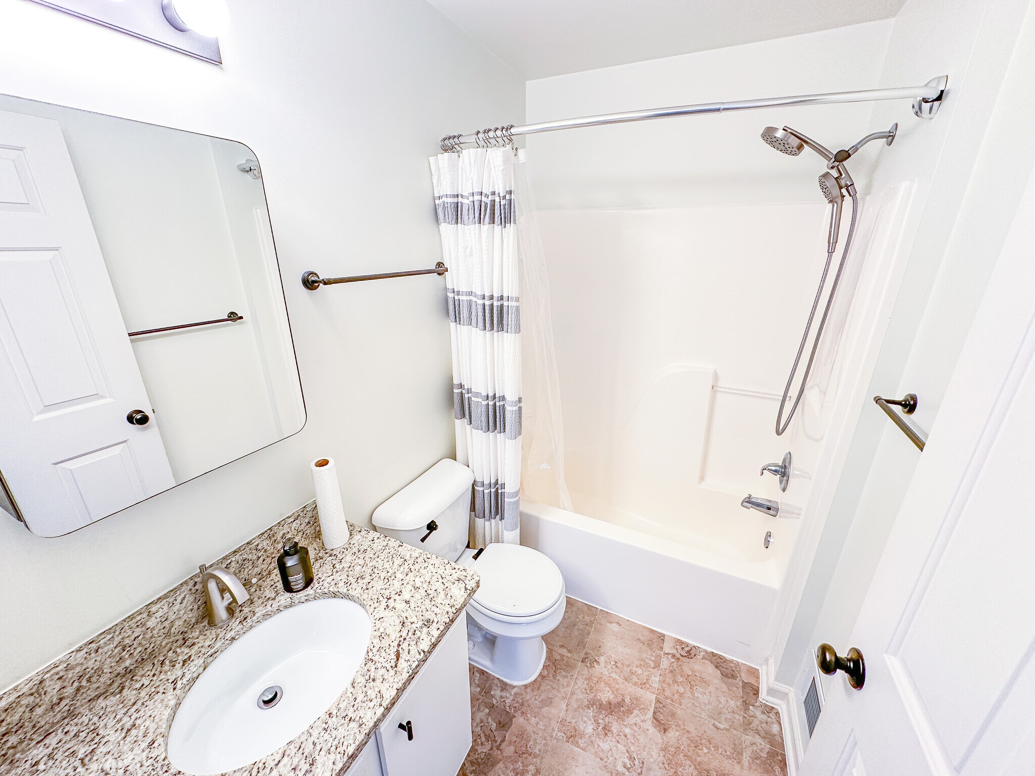 Building Photo - 1872 Lindsay Ln