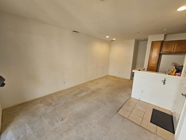 Building Photo - Modern, Private 2 Bed/2 Bath Condo with At...