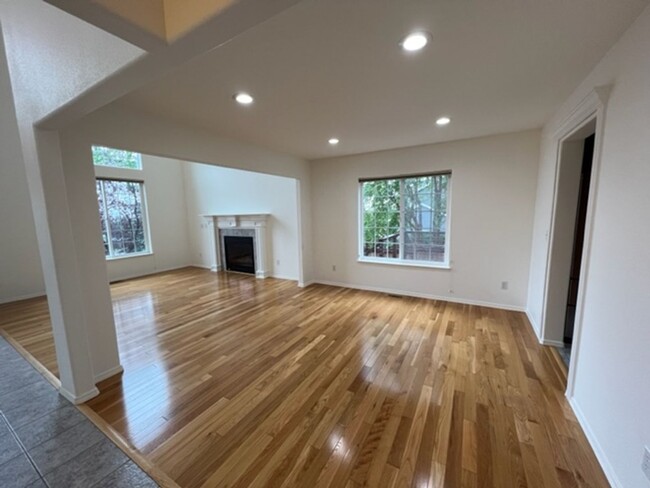 Building Photo - Beautiful 4 Bedroom Eagle River Home!