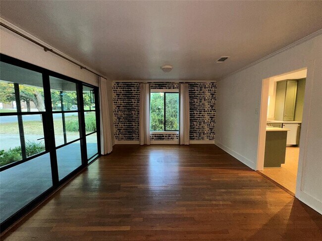 Building Photo - 4711 Fairview Dr
