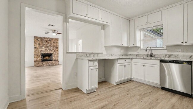 Building Photo - 654 Ridge Dr