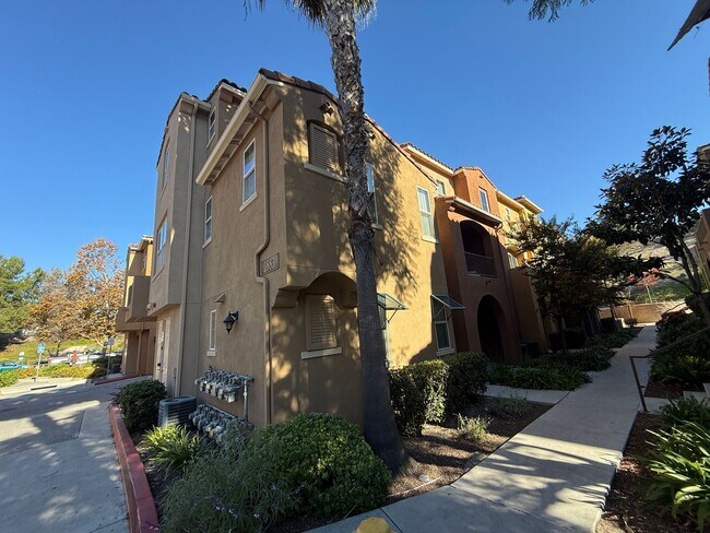 Building Photo - Tri-level 3-bedroom 3-bathroom townhouse located in Chula Vista, CA