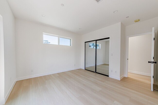 Building Photo - Luxury 3-Bed Townhome-Style Retreat in Hol...