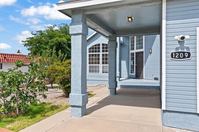 Building Photo - 1209 Paisano St NE