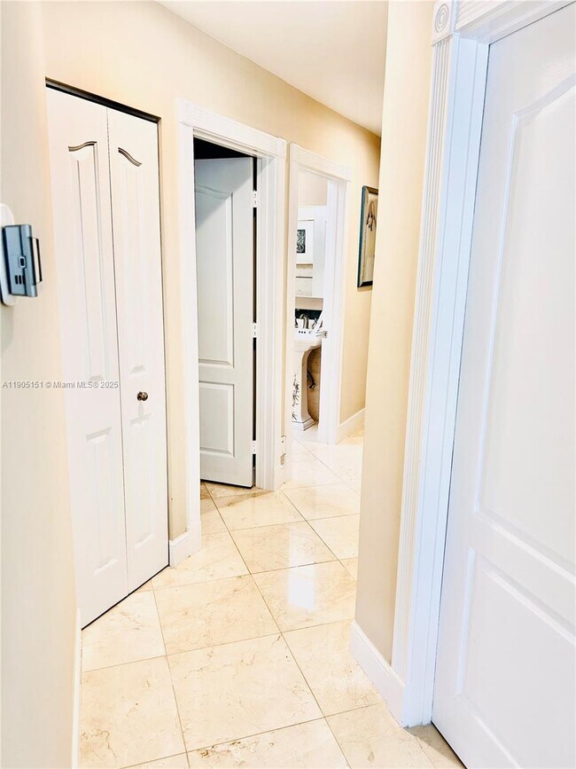 Building Photo - 484 Commodore Cir