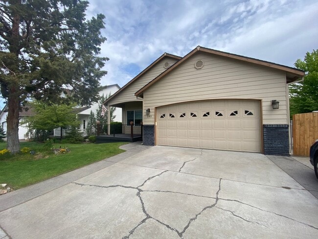 Building Photo - 3 Bedroom home in quiet neighborhood