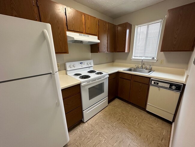 Building Photo - 2 Story Townhouse Under $900