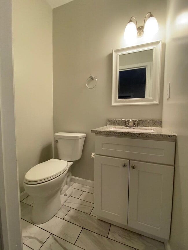 Building Photo - Beautifully updated and Spacious!  2 Bed House in Madisonville with walk through!!