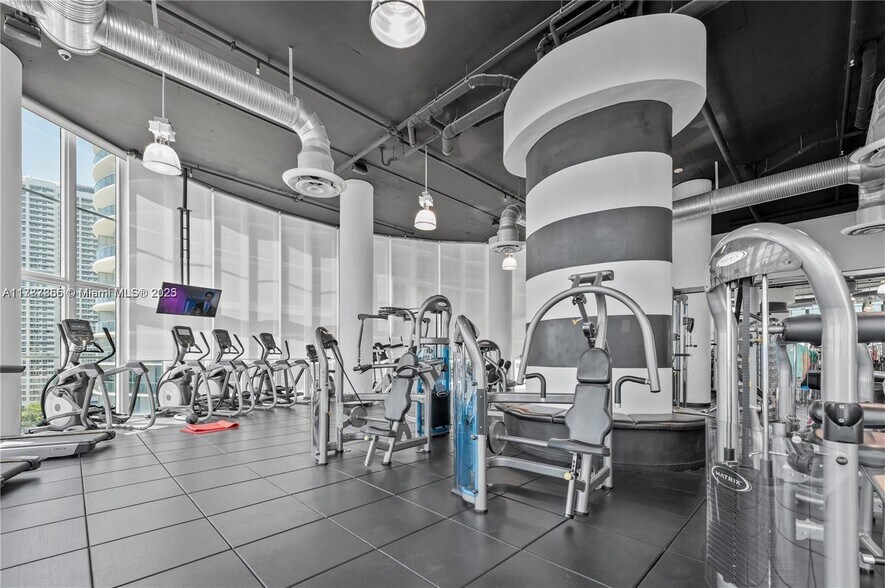 Building Photo - 1800 N Bayshore Dr