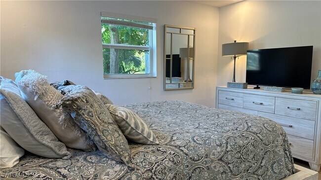 Building Photo - 780 10th Ave S