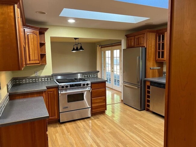 Building Photo - CUSTOM 3BD 2.5BA HARDWOOD FLOORS THROUGHOUT