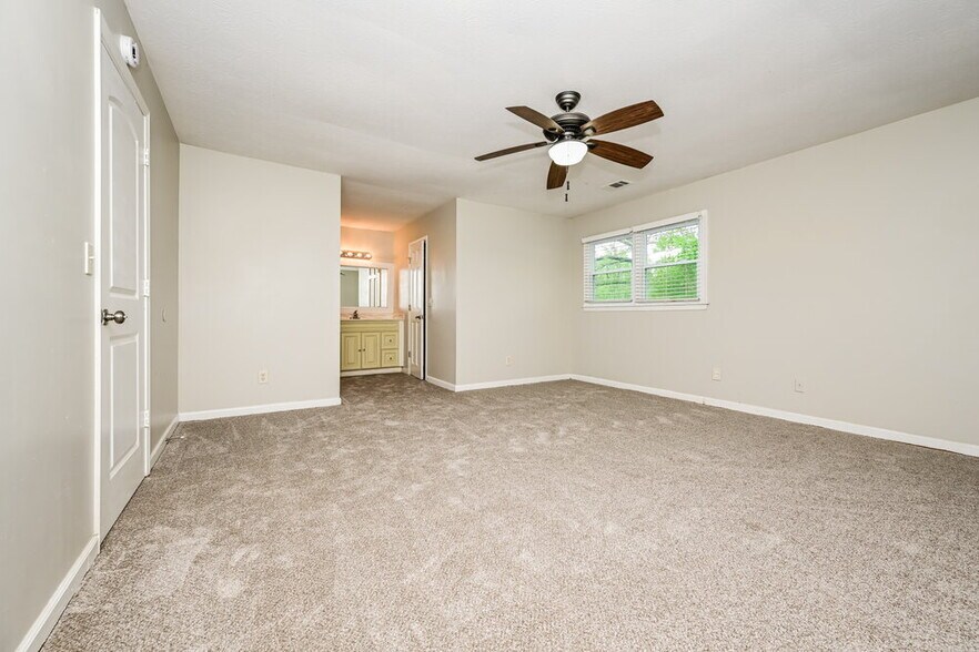 Building Photo - 564 Clubhouse Dr SE
