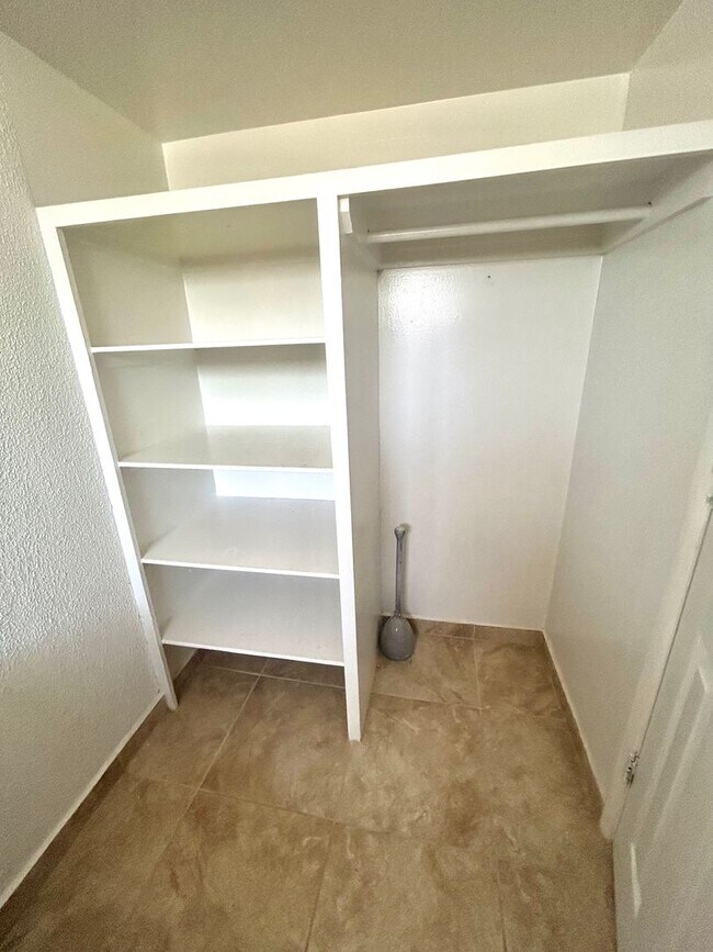Building Photo - Charming 3 bedroom 1 Bathroom Apartment