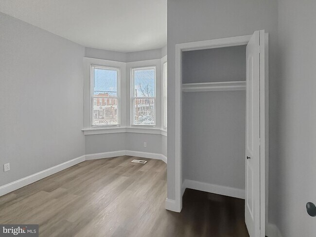 Building Photo - 733 N Linwood Ave