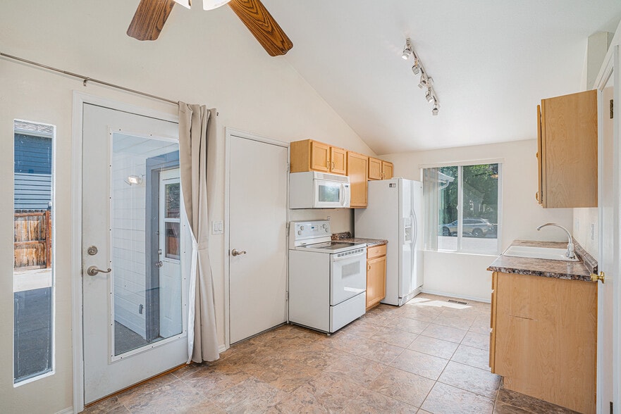Building Photo - 2139 Daley Dr