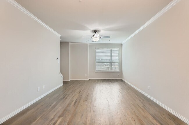 Building Photo - 301 E Lamar St