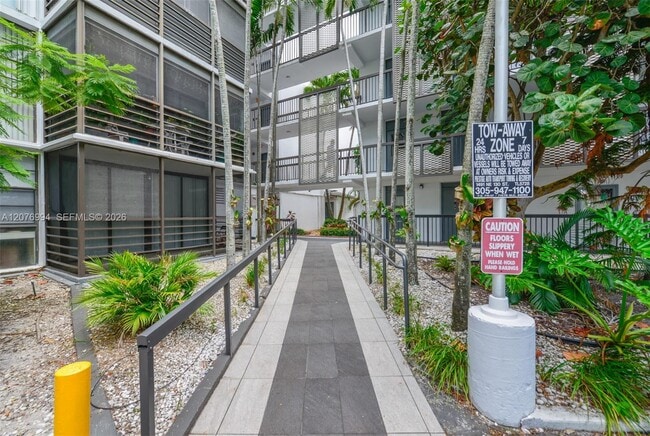 Building Photo - 20500 W Country Club Dr