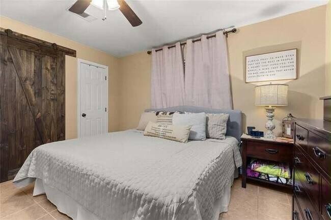 Building Photo - 526 Bay Colony Dr