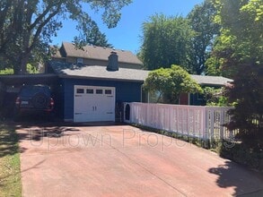 Building Photo - 16620 SW Oak St