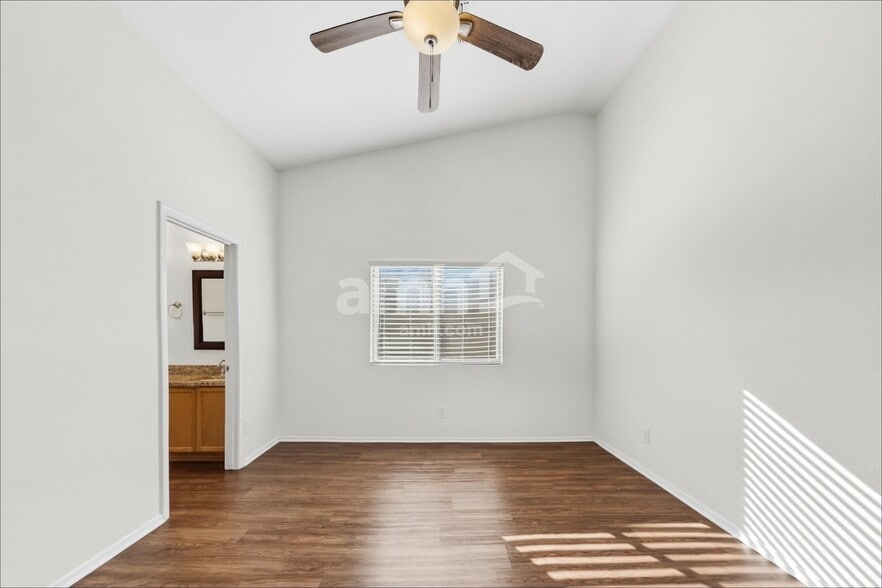 Building Photo - 30300 N Royal Oak Way