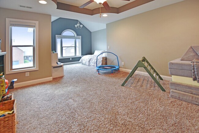 Building Photo - Pet Friendly Five Bedroom!