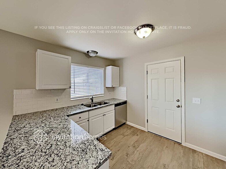 Building Photo - 16533 E Wyoming Dr