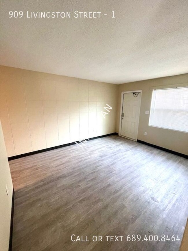 Building Photo - Newly Remodeled 2/1 apartment AVAILABLE NOW