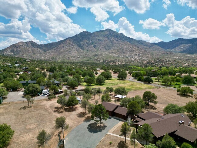 Building Photo - Custom home on 3 acres in Williamson Valley