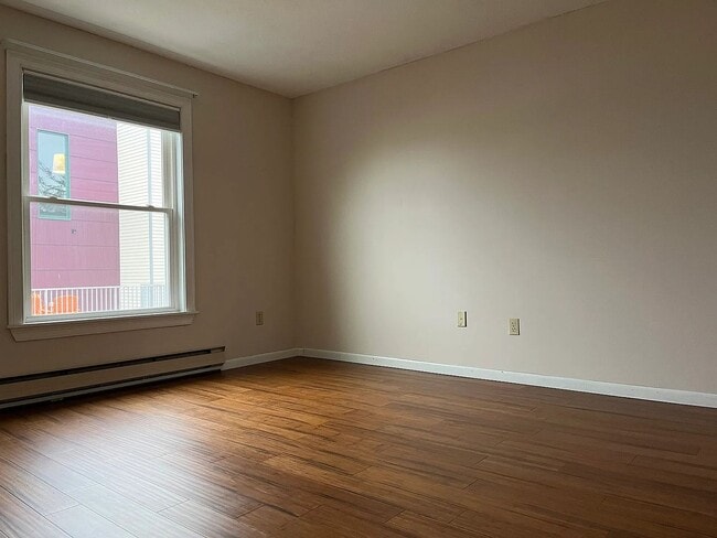 Building Photo - Bright, Updated 2-Bedroom in Prime Burlington Location — Available Now!