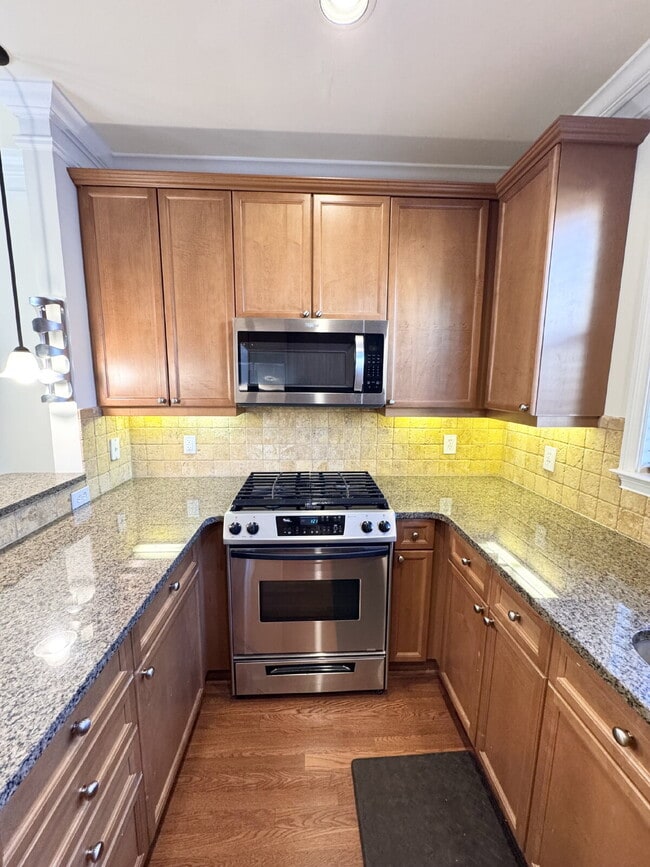 Building Photo - Modern 1-Bed Townhome Near Perimeter Mall ...