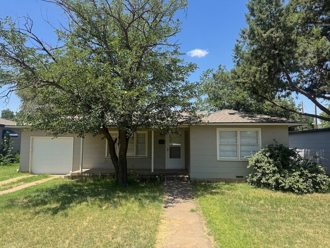 Primary Photo - Charming 2 Bed 1 Bath 1 Car Garage Home