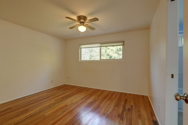 Building Photo - Lovely 4BR 1.75BA Bellevue Tri-Level Home