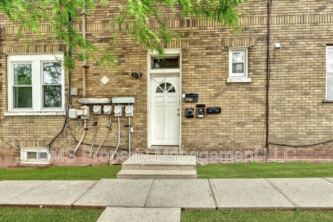 Building Photo - 1501 S Wood Ave