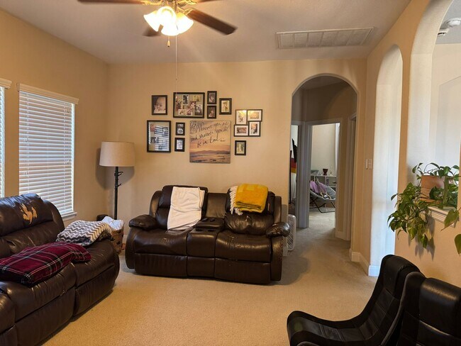 Building Photo - 517 Whittmen Ave