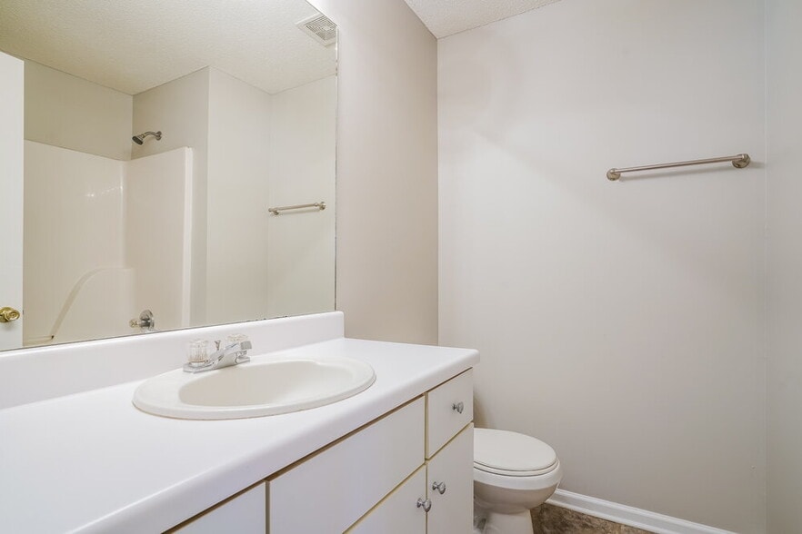 Building Photo - 1515 Rochester Dr