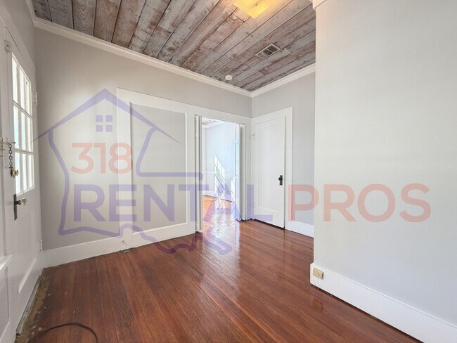 Building Photo - Recently Updated 3 Bedroom House