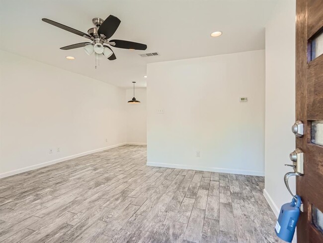 Building Photo - 6035 Bluebell Cir