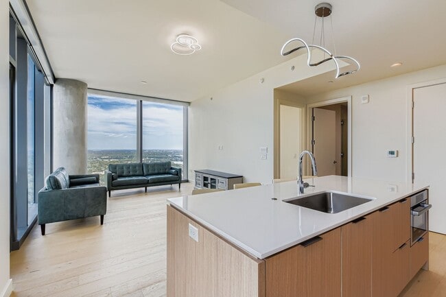 Building Photo - Gorgeous 30th Floor 2BD / 2BA Corner Sky R...