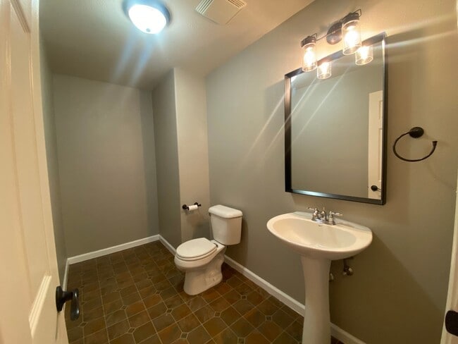 Building Photo - In Hanford-4 Br 2.5 Ba Available Now