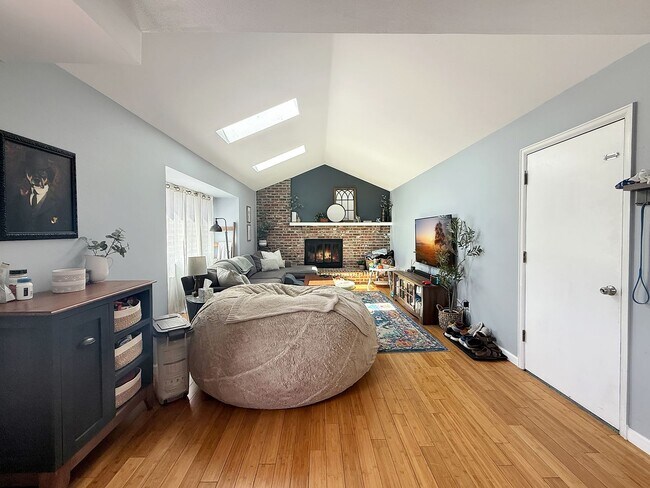 Building Photo - $0 DEPOSIT OPTION. SPACIOUS 4-BEDROOM CENT...