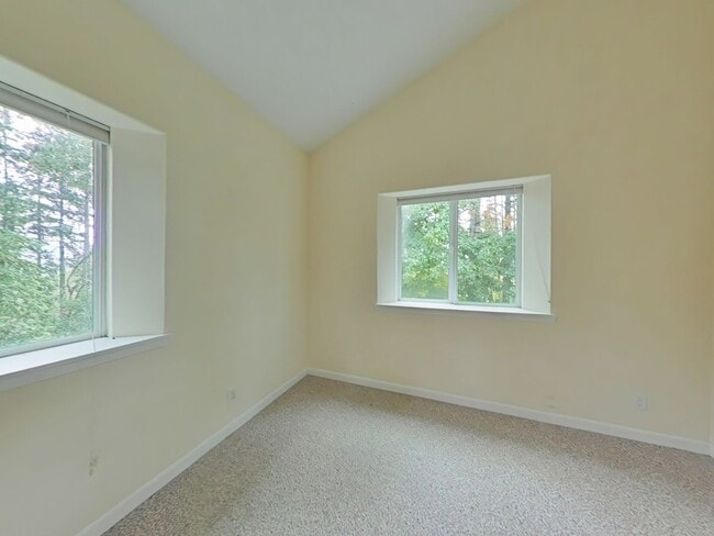 Building Photo - Huge 5 Bedroom Cabin-Style Home on 2+ Wood...