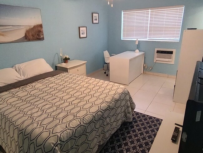 Building Photo - 3240 NE 16th St