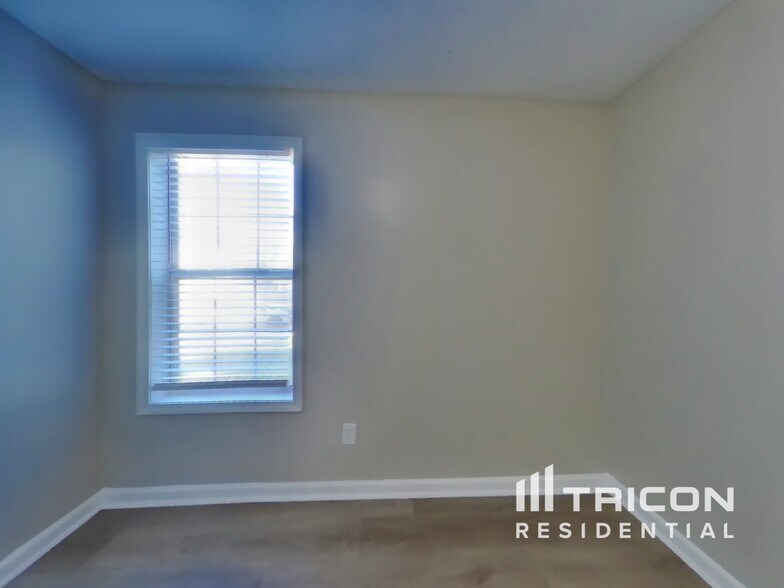 Building Photo - 520 Sarah's Ln