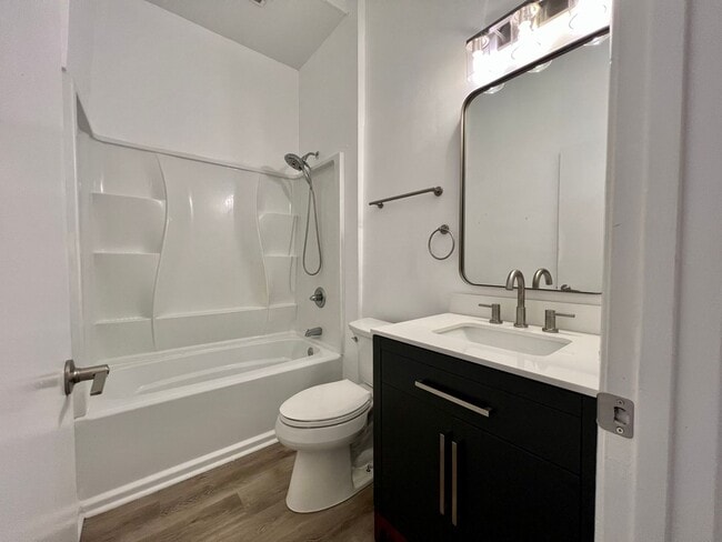 Building Photo - ADORABLE CONTEMPORARY 2 BEDROOM IN THE HEART OF WEST HILLS!!!