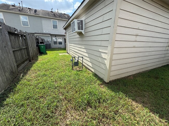 Building Photo - 9714 Coyote Creek Dr