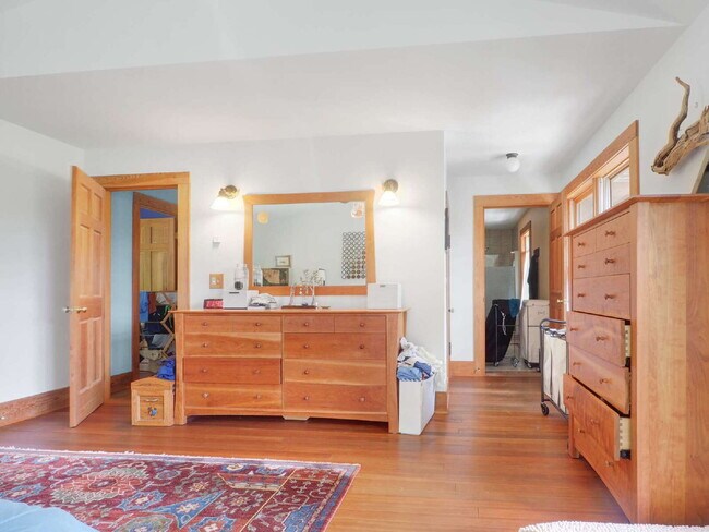 Building Photo - Gorgeous 4 bedroom home in Linden Hills