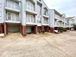 Building Photo - 9823 Summerwood Cir