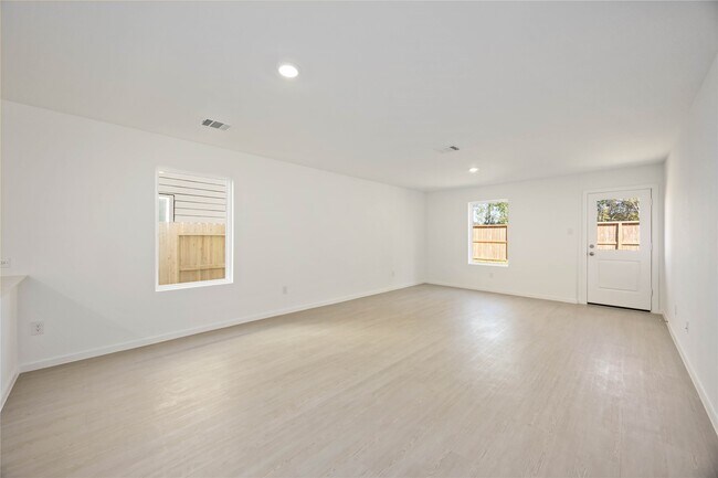 Building Photo - 905 Pertuso Ln